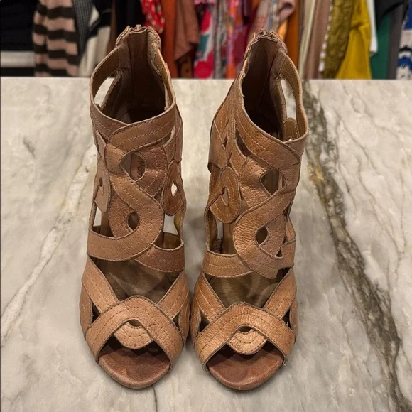 Miz Mooz Size 7 Tan Wedge Sandals - Picture 2 of 4